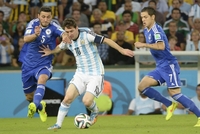 Lionel Messi se probírá bosenskou obranou.