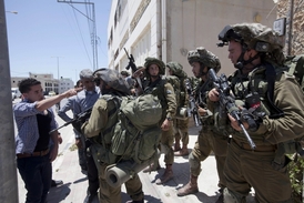 Izrael v rámci rozsáhlé pátrací operace nasadil početné armádní síly.