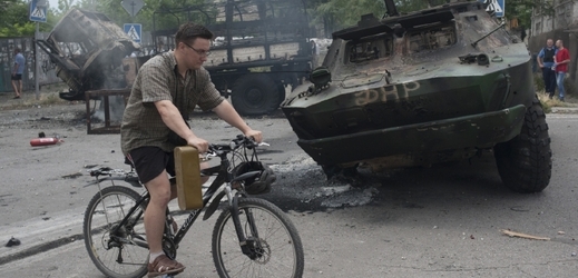 Po bojích mezi separatisty a ukrajinskými vojáky v Mariupolu.