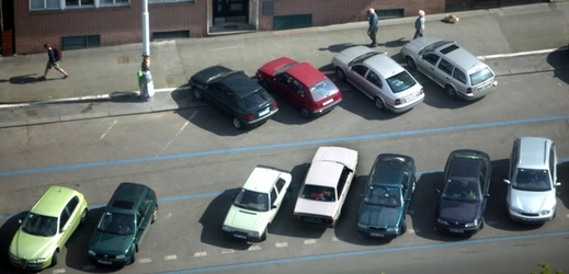 Na modrých parkovacích zónách už nebudou parkovat jen Pražáné.