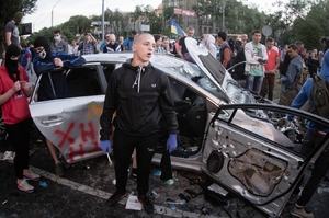 Ničení aut před ruskou ambasádou v Kyjevě.