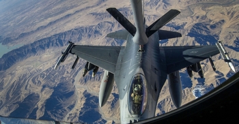 Tankovací letadlo z Manasu doplňuje palivo americkému bitevníku nad Afghánistánem.