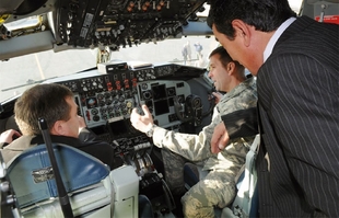 Posádka letounu KC-135 Stratotanker ukazuje kokpit starostům v okolí Manasu.