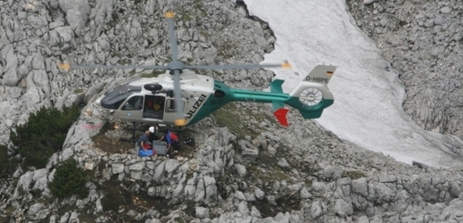 Policejní vrtulník přistává poblíž místa nehody.