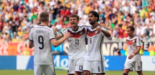 Fotbalisté Německa se radují z gólu.