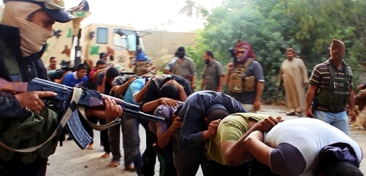Radikálové napojení na organizaci Islámský stát v Iráku a Levantě (ISIL) v uplynulých pěti dnech popravili stovky zajatců.