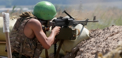 Ukrajinský voják pálí na nepřítele.