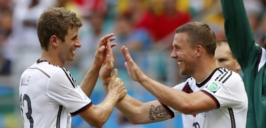 Německý střelec Thomas Müller (vlevo) se raduje z jednoho z svých tří gólů.