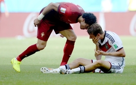 Portugalec Pepe (vlevo) udeřil Thomase Müllera.