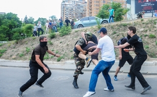 Proruský separatista napadený proukrajinskými mladíky v Oděse u ruského konzulátu (16. června 2014).