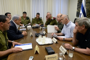 Premiér Netanjahu a jeho bezpečnostní tým jednají o unesených studentech.