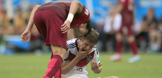 Zákrok Pepeho na Müllera "odměnil" sudí červenou kartou.
