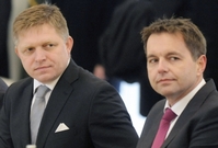 Zleva slovenský premiér Robert Fico a ministr financí Peter Kažimír.