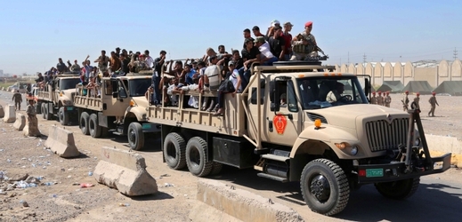Iráčané přidávající se k armádě v boji proti islamistům.