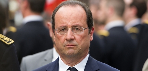 Francouzský prezident François Hollande odsoudil brutální napadení mladého Roma na severním předměstí Paříže.