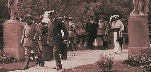Arcivévoda Ferdinand na Konopišti (vpravo) ve společenském oděvu.