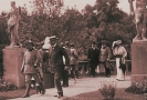 Arcivévoda Ferdinand na Konopišti (vpravo) ve společenském oděvu.