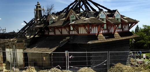 Požárem zničená chata Libušín na Pustevnách.