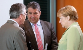 Rozhodují o vývozu zbraní. Minsitr vnitra Maiziere (zleva), ministr hospodářství Gabriel a kancléřka Merkelová.