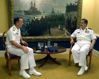 Saúdové jako spojenci USA. Admirál Mullen s vrchním velitelem saúdského loďstva as-Saúdem.