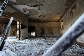 Vypálený a rozstřílený americký konzulát v Benghází.