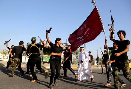 Šíité na okraji Bagdádu tančí se zbraněmi a připravují se na obranu proti islamistům z ISIL.