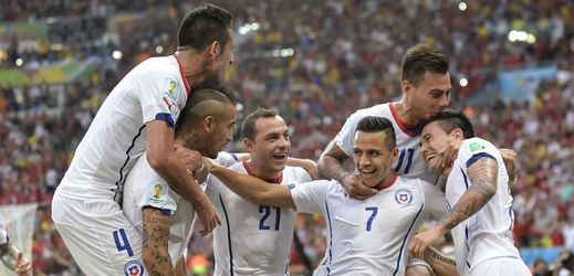 Fotbalisté Chile senzačně porazili obhájce titulu Španěly 2:0.