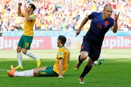 Fotbalisté Nizozemska udolali výhru nad Austrálií a postup mají na dosah.