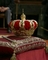 V sále byly vystaveny i královské insignie koruna a žezlo. Tato koruna z 18. století se vystavuje u příležitosti slavnostní přísahy nového panovníka nebo během královského pohřbu, ale na hlavu nových monarchů se nenasazuje.