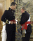 Slavnostní předání červeného pásu jako symbolu vrchního velitele ozbrojených sil, který Filip VI. přijal z rukou odstupujícího panovníka.