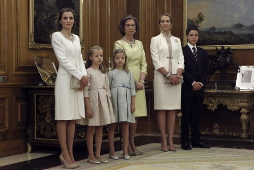 Nová královna Letizia, princezny Leonora a Sofia a princezna Elena se synem Filipem.