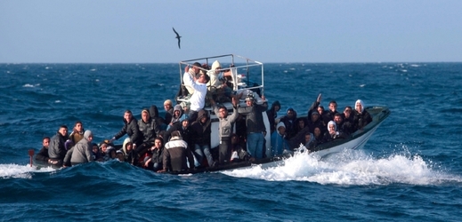 Uprchlická loď z Libye u pobřeží italské Lampedusy.