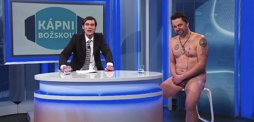 Slovensky mluvící moderátor a jeho nahý host.