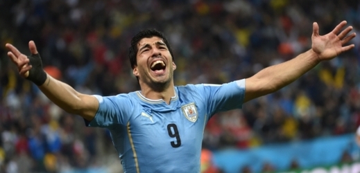 Uruguayský hrdina Luis Suárez  slaví jeden ze svých dvou gólu proti Anglii.