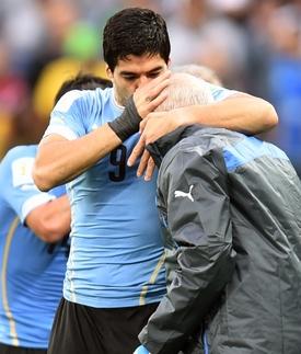 Luis Suárez objímá týmového lékaře.