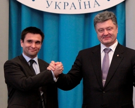 Petro Porošenko (vpravo) se svým novým ministrem zahraničí Pavlo Klimkinem.