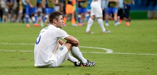 Jeden z nejhorších pocitů v kariéře prožívá anglický obránce Gary Cahill po porážce 1:2 s Uruguayí na mistrovství světa. 
