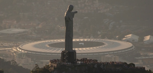 Na stadion v brazilském Riu dohlíží socha Ježíše Krista.