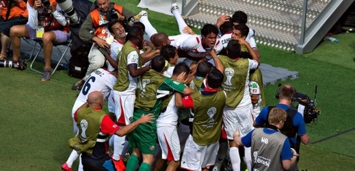 Radost kostarických hráčů po výhře nad Italy.