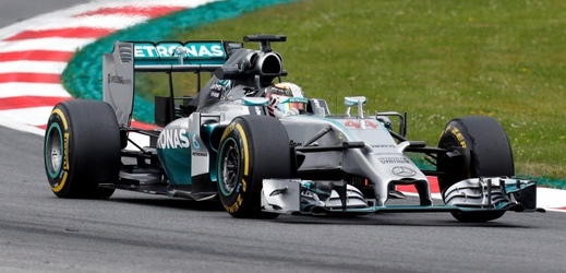 Jezdec Mercedesu Lewis Hamilton (na obr.) byl nejrychlejší v dopoledním tréninku.