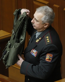 Ministr obrany Mychaljo Koval během pátečního zasedání ukrajinského parlamentu.