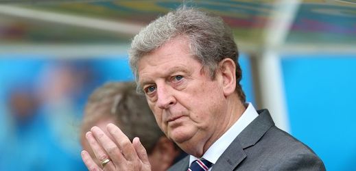 Kouč Angličanů Roy Hodgson u reprezentace po nepostoupení jeho svěřenců neskončí.