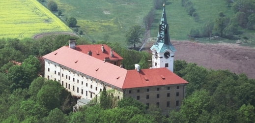 Zámek Zelená hora u Nepomuku známý jako dějiště Švandrlíkových románů Černí baroni a nálezem Rukopisu zelenohorského.