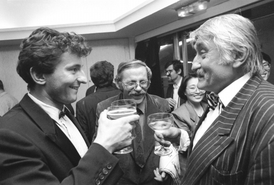 Premiéra filmu Černí baroni v roce 1992. Herec Ondřej Vetchý s kolegou Pavlem Landovským.