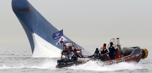 Velké lodní neštěstí; potápějící se trajekt Sewol.