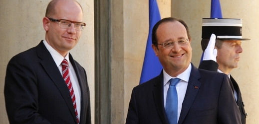 Premiér Bohuslav Sobotka s francouzským prezidentem Françoisem Hollandem.