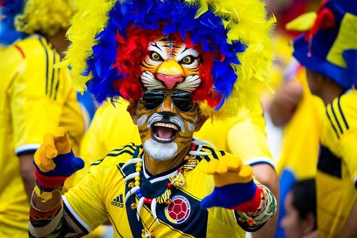 Kolumbijský tygr se rád fotí. Rukavice ve vyhřáté Brazílii jsou u fanoušků trochu neobvyklé.