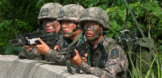 Korejští vojáci hledající svého kolegu.
