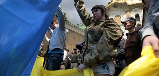 Ukrajinští nacionalisté v neděli v Kyjevě protestovali proti separatistům.