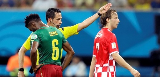 Kamerunský fotbalista Alex Song dostal za úder loktem do zad Chorvata Maria Mandžukiče na mistrovství světa v Brazílii třízápasový distanc.